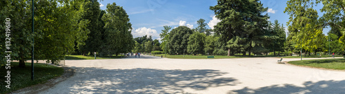 Konstfotografi Scorcio panoramico di Parco Sempione a Milano con la piazza e le vie che si svincolano da essa