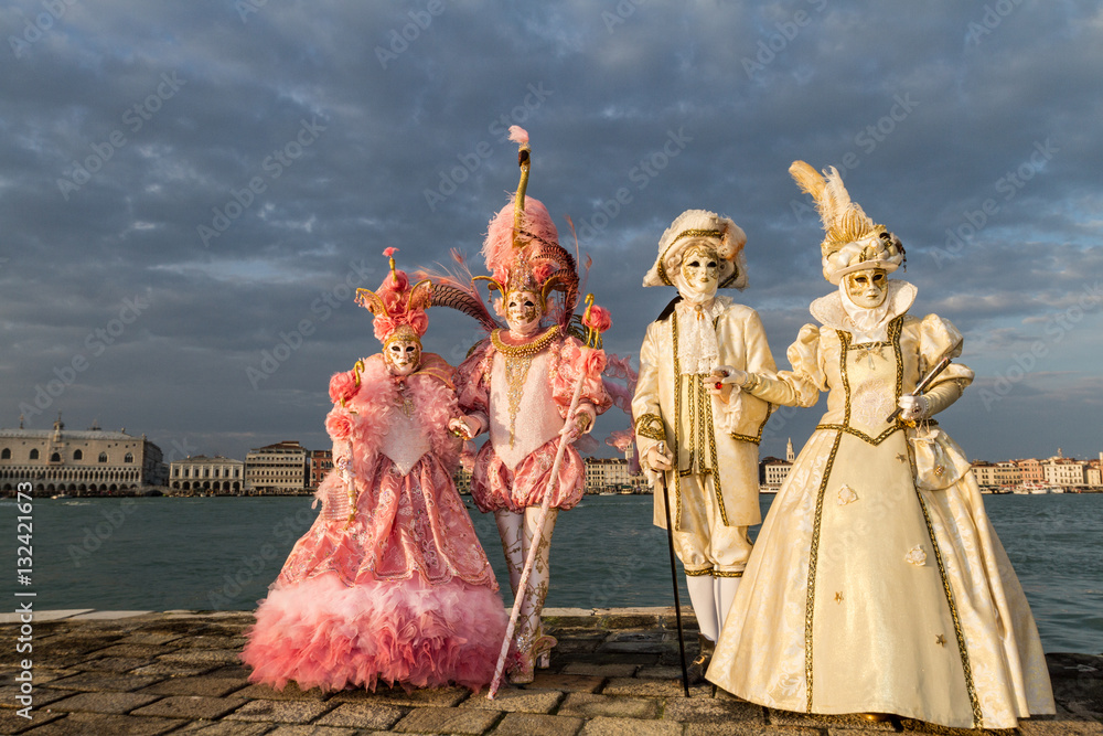 Elégance, raffinement et beauté aristocratique, costume et masque vénitien durant le Carnaval de Venise sur l'île de San Giorgio, Italie