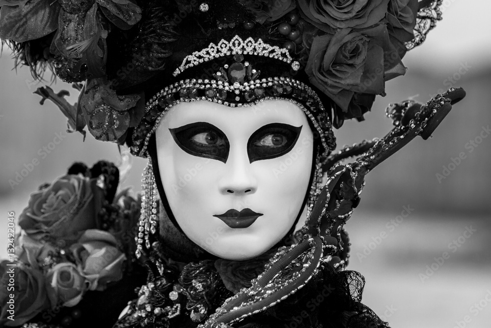 Elegance, raffinement et beauté en noir et blanc avec regard profond,  costume et masque vénitien durant le Carnaval de Venise en Italie Stock  Photo | Adobe Stock