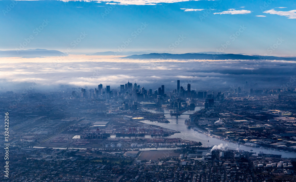 Naklejka premium Panoramę Melbourne z drapaczami chmur wyłaniającymi się z porannej mgły