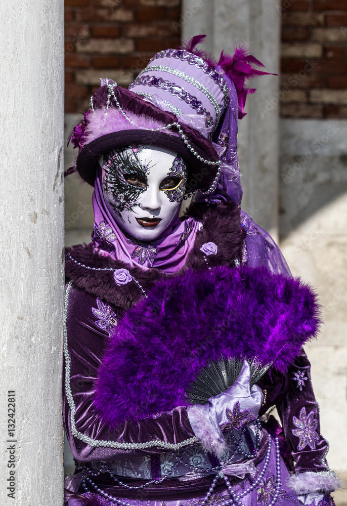 Elégance, raffinement et beauté, costume violet, éventail et masque  vénitien durant le Carnaval de Venise en Italie Stock Photo | Adobe Stock