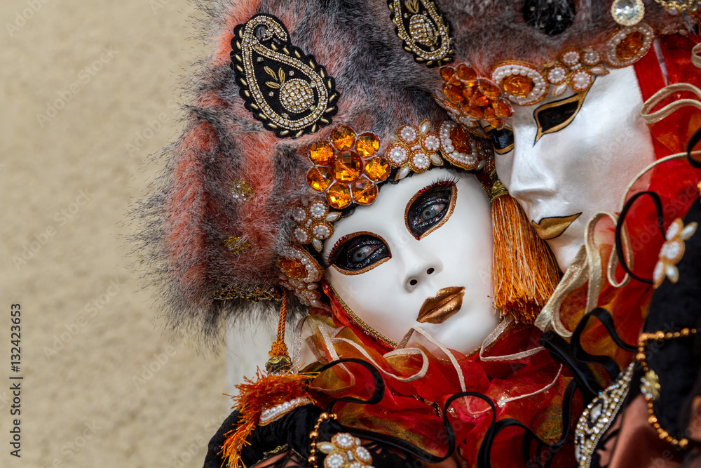 Couple masqué, élégance, raffinement et beauté, costume et masque vénitien  durant le Carnaval de Venise en Italie Stock Photo | Adobe Stock