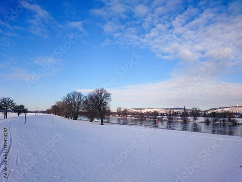 Elbe mit Weinbergen im Winter © S.Kuß