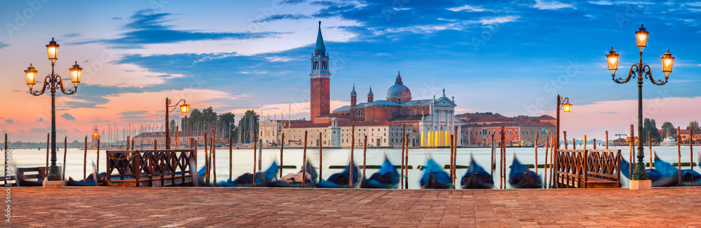 Naklejka premium Panorama Wenecji. Panoramiczny obraz Wenecji, Włochy podczas wschodu słońca.
