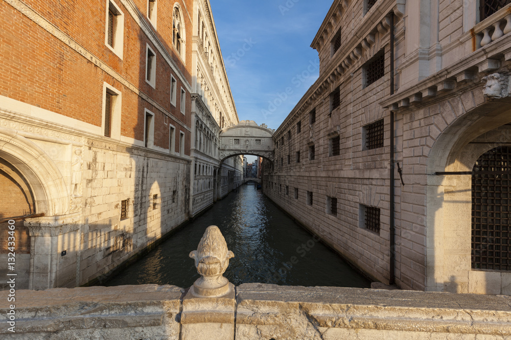 Blick auf die Seufzerbrücke von Venedig