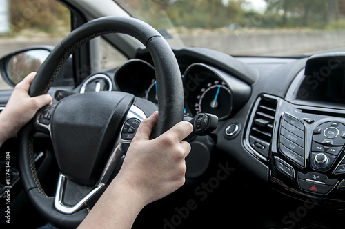 Frau am Steuer eines Autos während der Fahrt auf der Autobahn © Sauerlandpics