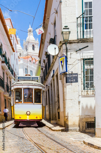 Die berühmte Straßenbahn durch die engen Gassen von Alfama in Lissabon, Portugal.