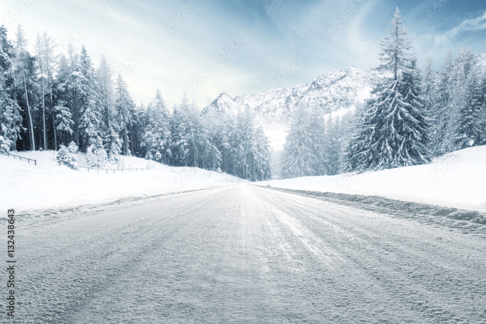 Naklejka premium winter road and cold day 