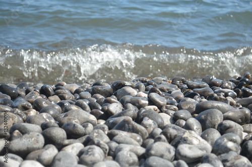 Steine am Strand von Wasser überspült