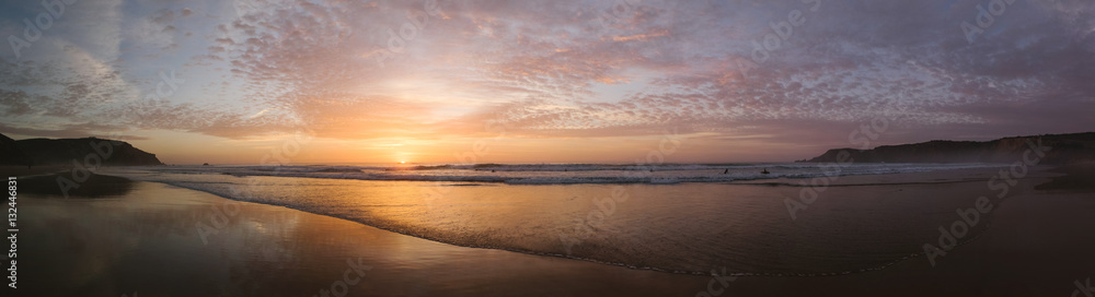 Grandioser Sonnenuntergang am Strand von Portugal als Panorama