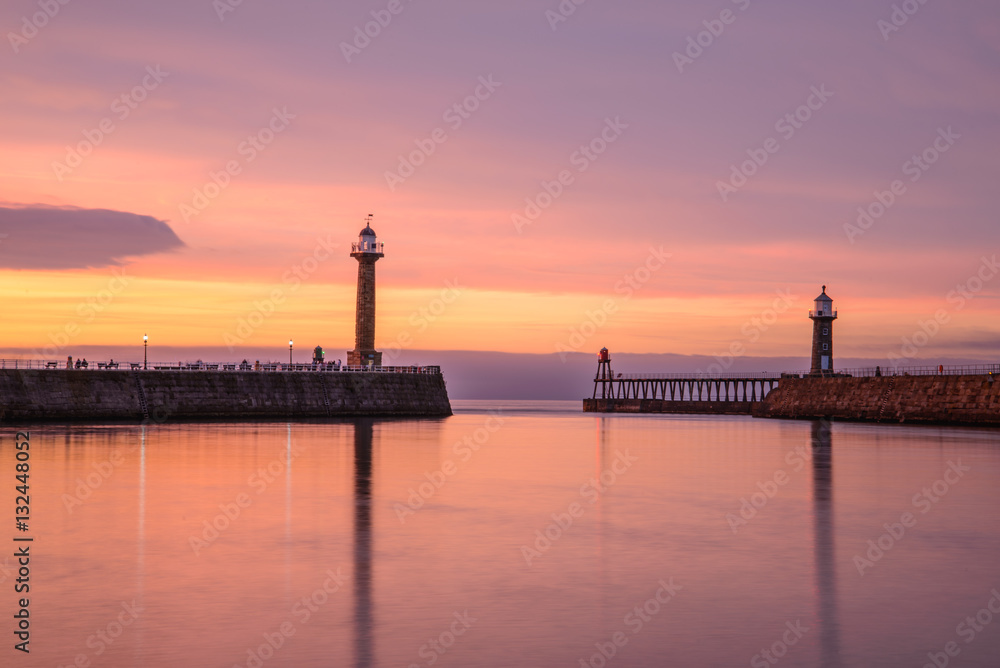 Obraz premium Whitby harbour just after sunset