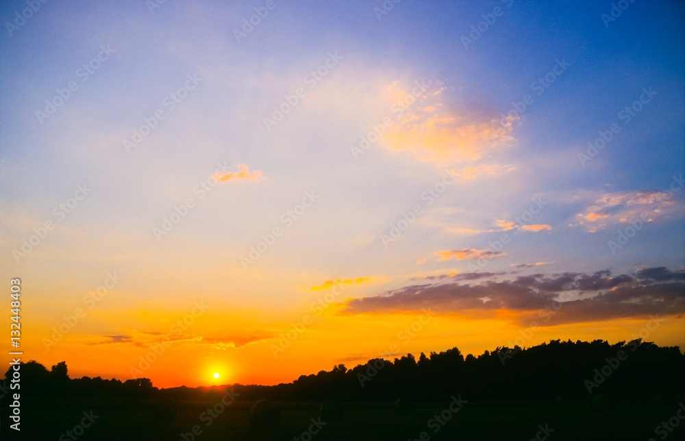 Sonnenuntergang über Wald, Allertal, Niedersachsen, Deutschland, Europa 