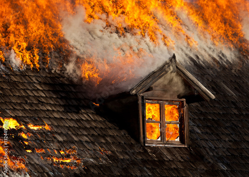 Incendio de una casa de madera