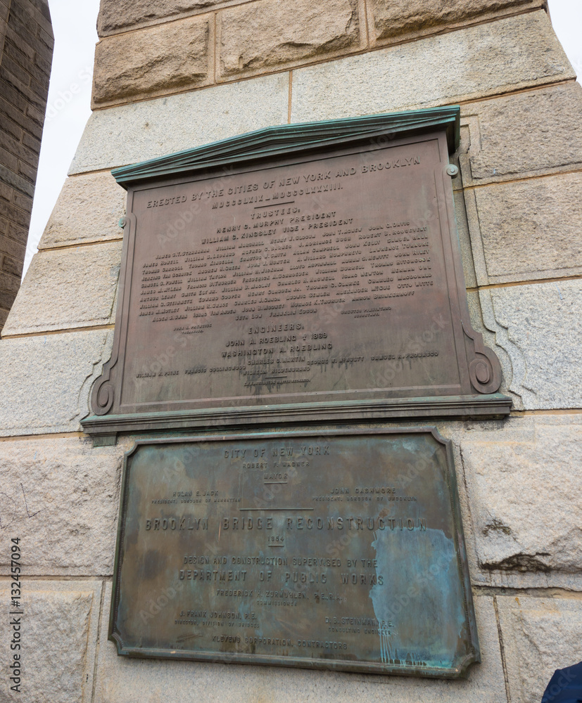 Fototapeta premium brooklyn bridge memorial tablet