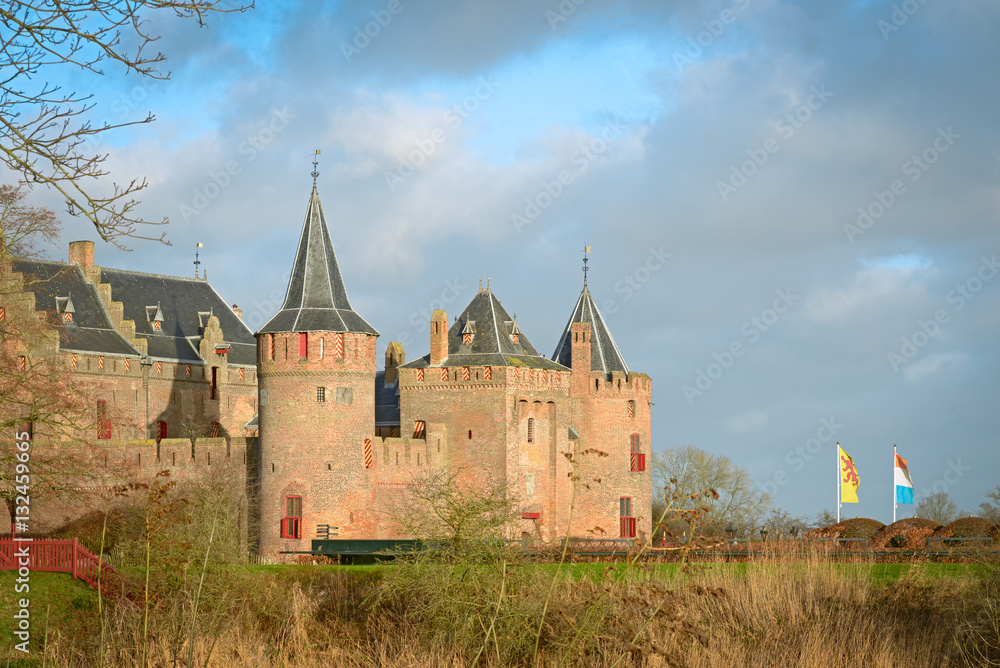 Obraz premium The Muiderslot with moat, a well-preserved medieval castle 