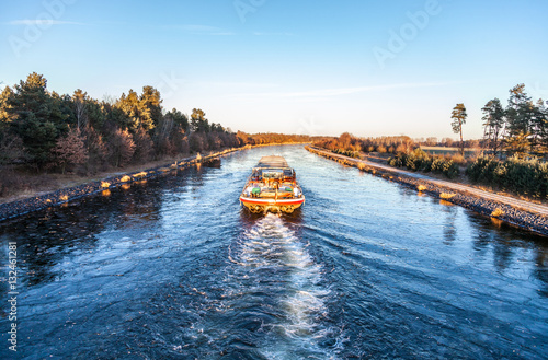 Foto inland vessel drives a canal river along