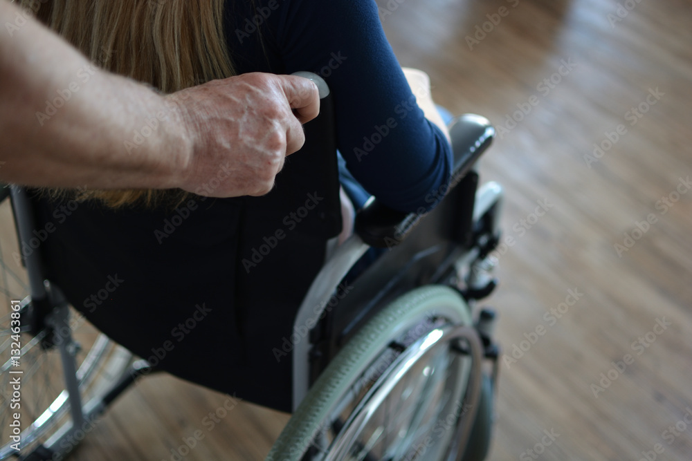 Obraz premium Junge Frau im Rollstuhl