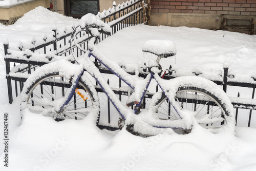 Bike covered with fresh snow in Montreal during snow storm (January 2017)