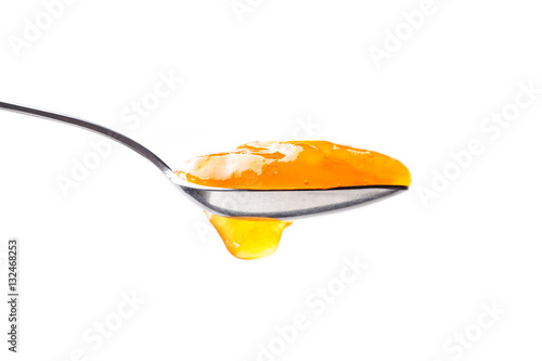 Mermelada de melocotón sobre cuchara