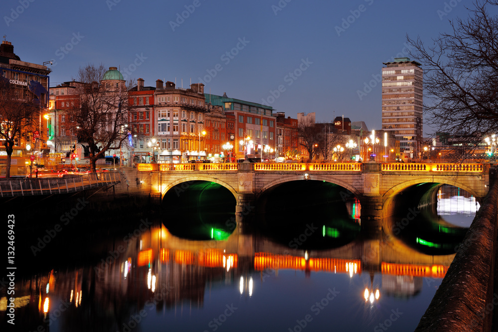 Fototapeta premium Nocny widok na most O'Connell i północne brzegi rzeki Liffey w centrum Dublina, został zbudowany w latach 1791-1794
