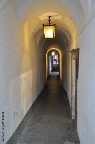 schwach beleuchteter schmaler Gang in der Altstadt von Bozen, Südtirol