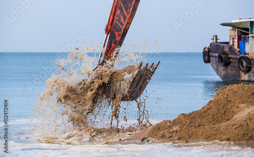Εκτύπωση καμβά Excavator on the reclamation land.