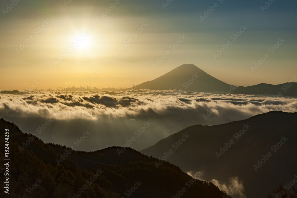 夜明けの富士山と雲海