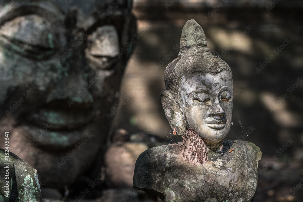 Ancienne statue bouddhiste, tête de Bouddha, relique et vestige bouddhistes, Wat Umong, Chiang Mai, Thailande Ancienne statue bouddhiste, tête de Bouddha, relique et vestige bouddhistes, Wat Umong, Chiang Mai, Thailande