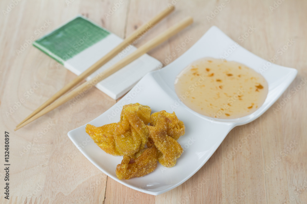 Naklejka premium Deep fried dumpling or wonton with pork stuffed