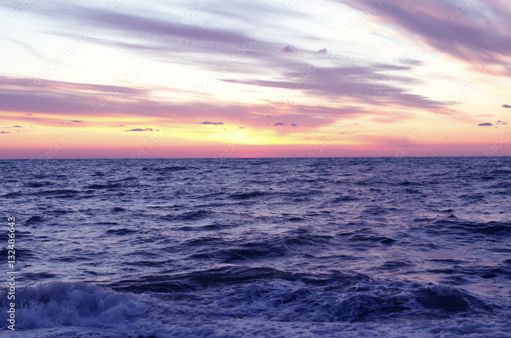 Obraz premium sunset over ocean in summer