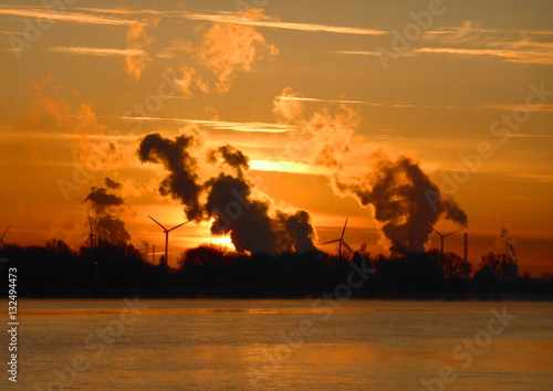 Sonnenaufgang über der Weser © Hans Sehringer