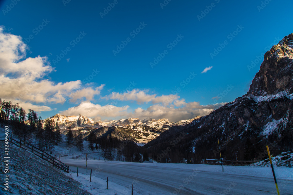 Naklejka premium wind and cold on a road in a winter evening in the italian dolom