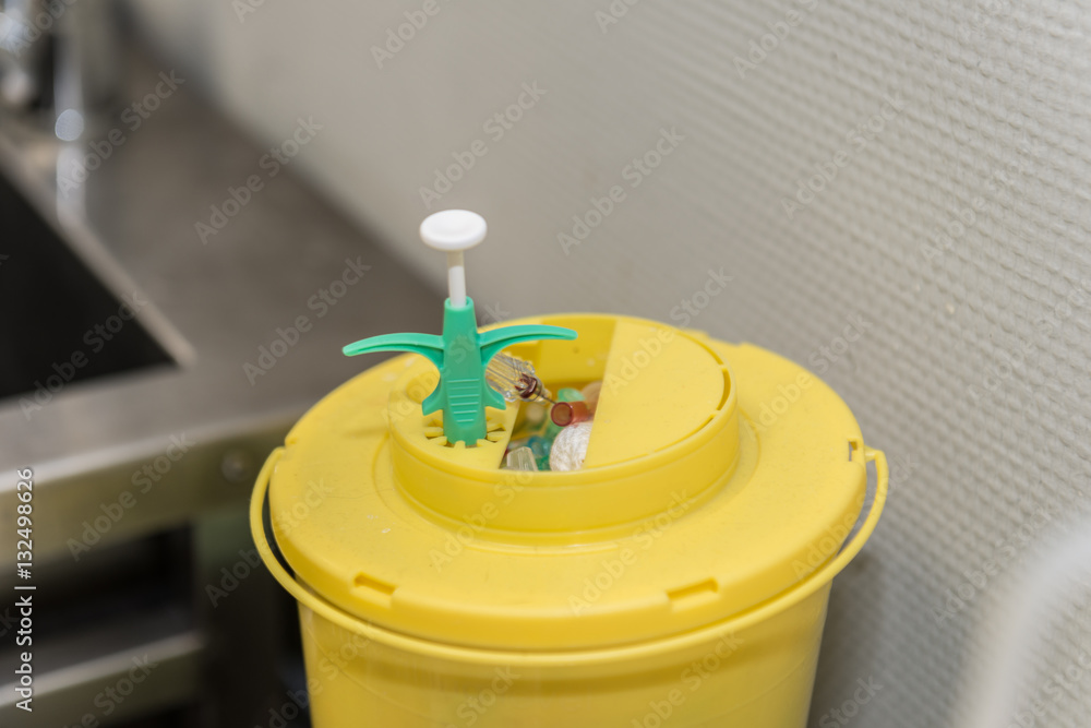 Après utilisation les seringues sont placées dans des containers appropriés. Après utilisation les seringues sont placées dans des containers appropriés.