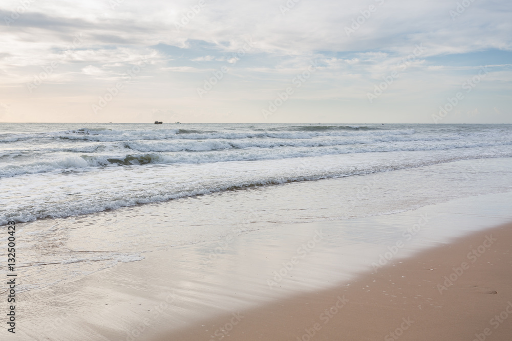 Obraz premium beautiful landscape summer sea with sand beach and clear sky