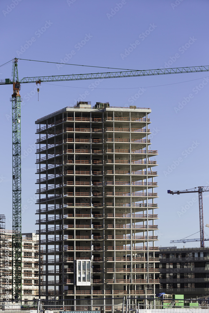Hochhausrohbau mit Kran Hochhausrohbau mit Kran