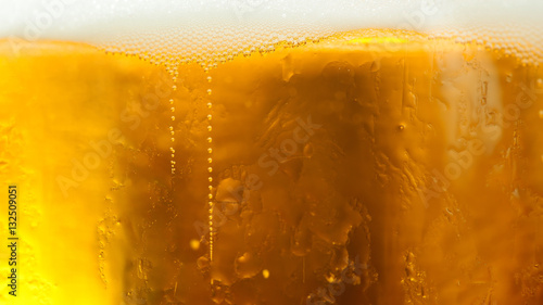 Foto Glass of ice cold tasty beer with foam close up