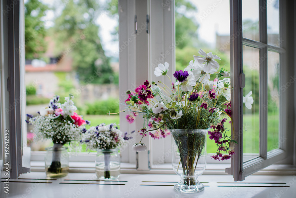 Blumen auf der Fensterbank