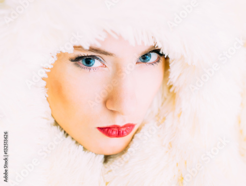 Fototapeta Naklejka Na Ścianę i Meble -  Portrait of young beautiful girl in retro style in fur, looking to the camera