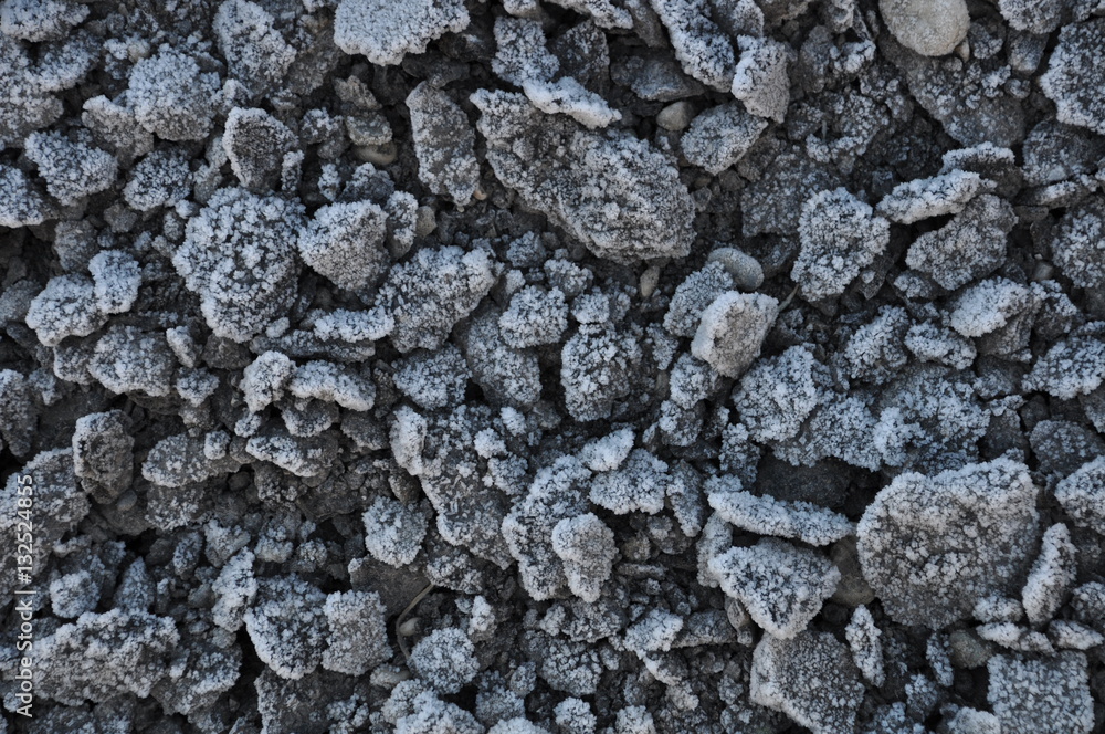 graue Schottersteine mit Frost