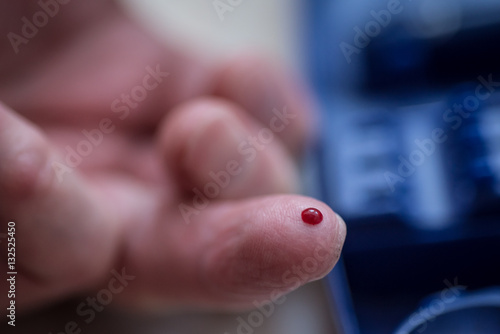 Foto Drop of blood on the finger
