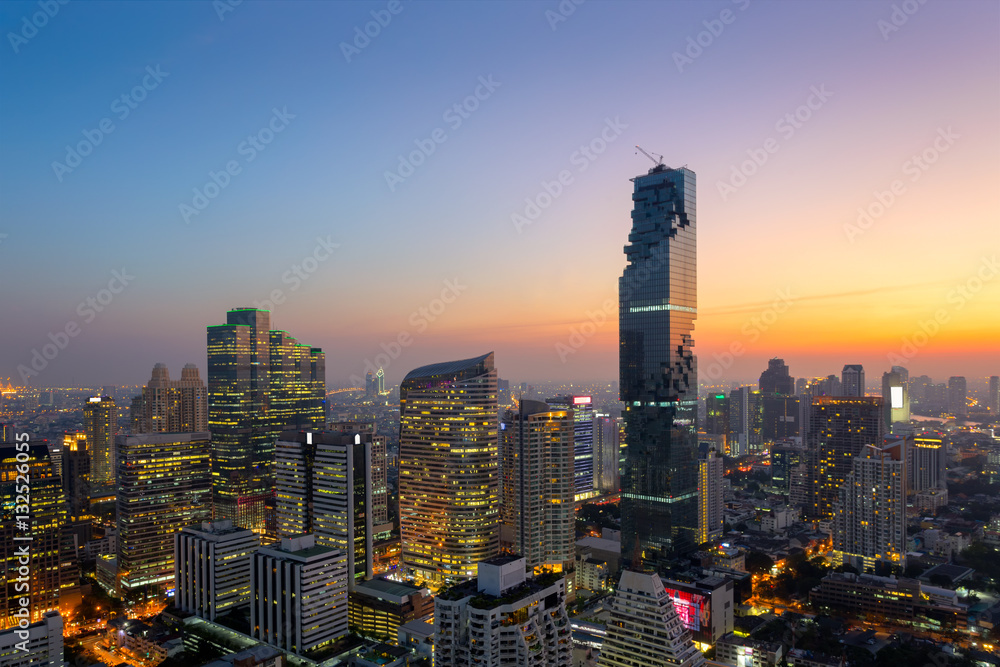 Fototapeta premium Widok z lotu ptaka na nowoczesne biurowce w Bangkoku, kondominium w centrum Bangkoku z niebem o zachodzie słońca, Bangkok jest najbardziej zaludnionym miastem w Azji Południowo-Wschodniej. Bangkok, Tajlandia