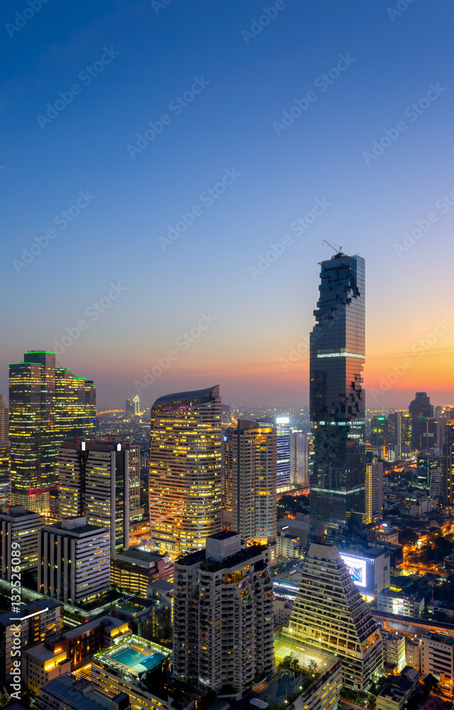 Fototapeta premium Widok z góry na nowoczesne biurowce w Bangkoku, kondominium w centrum Bangkoku z niebem o zachodzie słońca, Bangkok jest najbardziej zaludnionym miastem w Azji Południowo-Wschodniej. Bangkok, Tajlandia