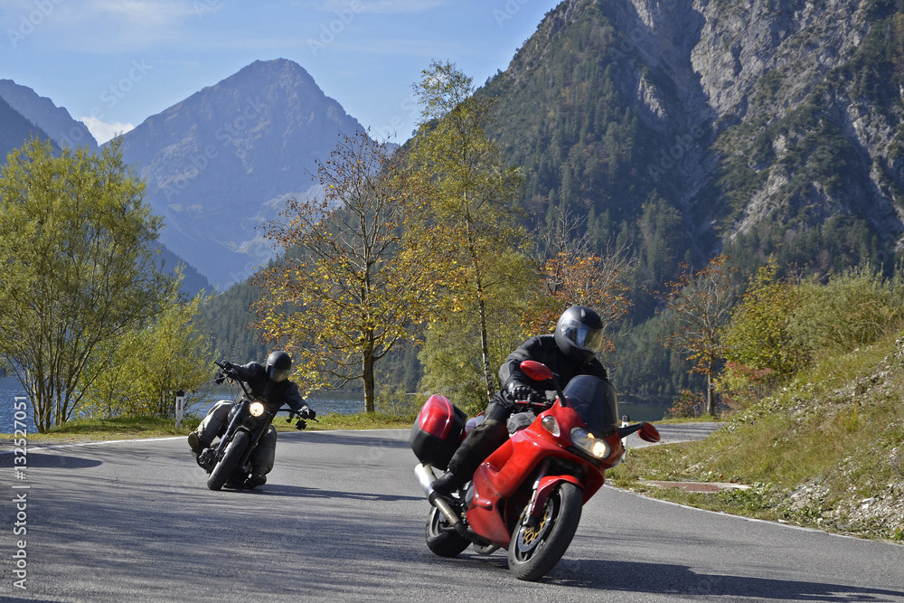 Motorradfahrer am Plansee,  Ammergebirge