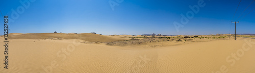 Arabien, Sultanat Oman, Ash Sharqiyah South, Landstrasse in der Wüste photo