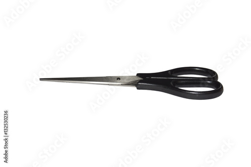 Стальные канцелярские ножницы с  пластиковыми ручками черного цвета изолированы на белом фоне.