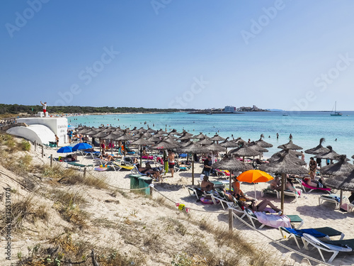 Fototapeta Naklejka Na Ścianę i Meble -  Der belebte Strand es Trenc, einer der bekanntesten Strände Mallorcas, Sa Papita, Mallorca, Balearen, Spanien