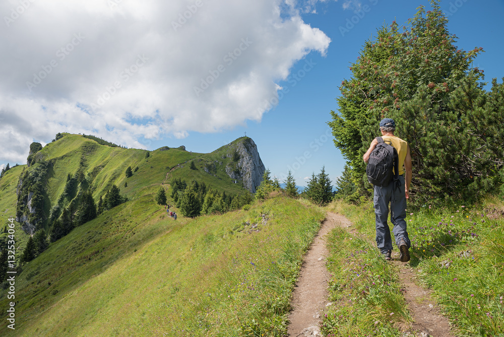 Wanderer am Brauneck auf dem Weg zum Latschenkopf-Gipfel
