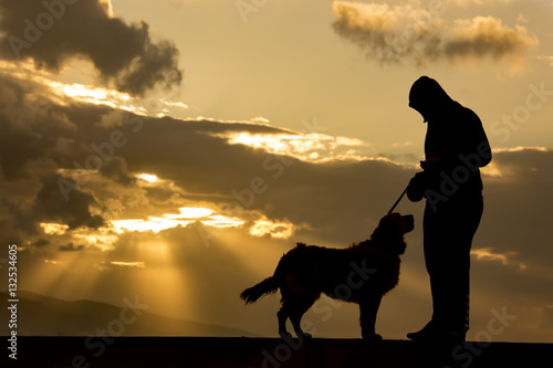Silüet Köpek Ve Genç Adam