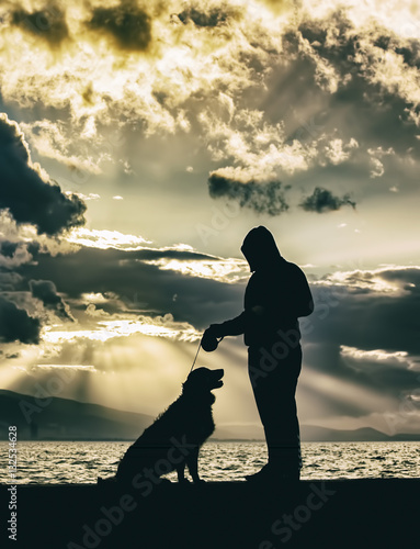 Silüet Köpek Ve Genç Adam