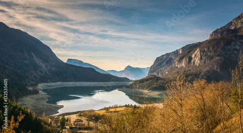 Obraz Jezioro Molveno, Trentino Alto Adige. Jezioro podczas opróżniania w celu konserwacji.